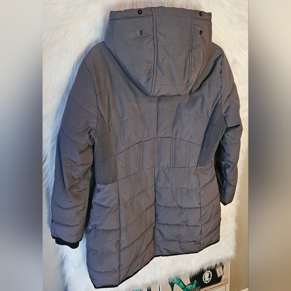 Guess Women's Gray Puffer Coat (NWOT) - Picture 4 of 11
